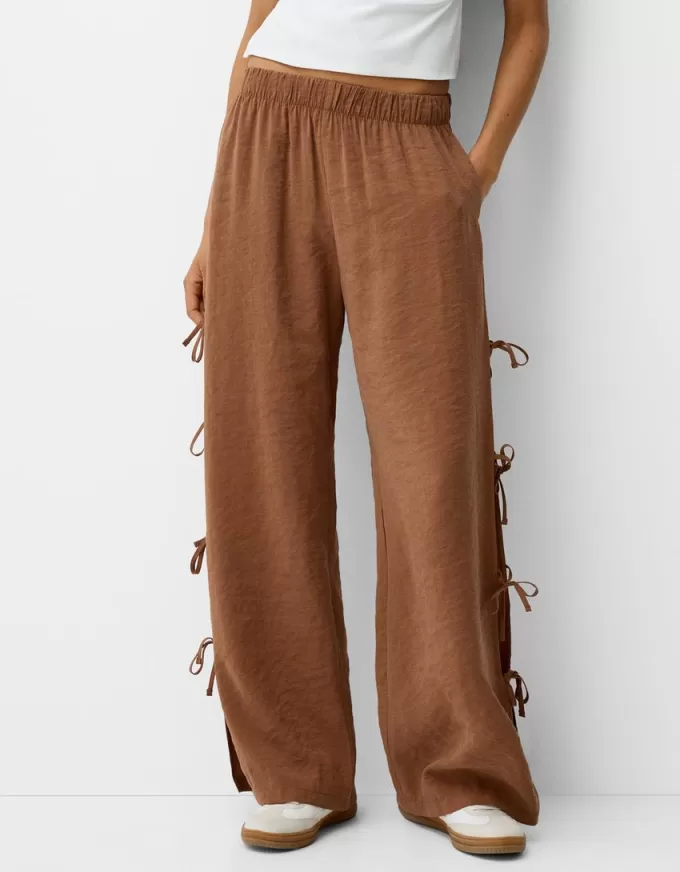 Pantaloni fluidi cu legături laterale Pantaloni fluidi cu legături laterale
