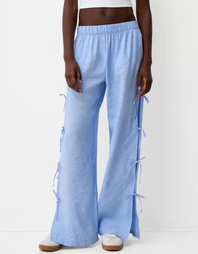 Pantaloni fluidi cu legături laterale Pantaloni fluidi cu legături laterale