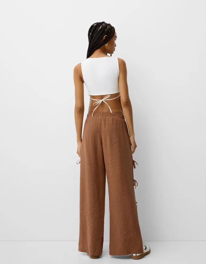 Pantaloni fluidi cu legături laterale Pantaloni fluidi cu legături laterale