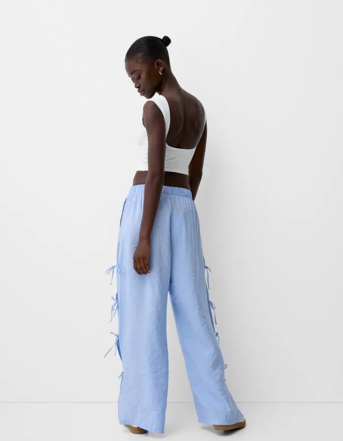 Pantaloni fluidi cu legături laterale Pantaloni fluidi cu legături laterale