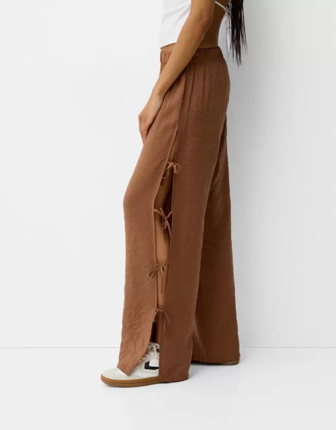 Pantaloni fluidi cu legături laterale Pantaloni fluidi cu legături laterale