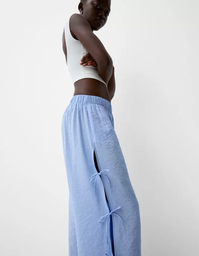 Pantaloni fluidi cu legături laterale Pantaloni fluidi cu legături laterale