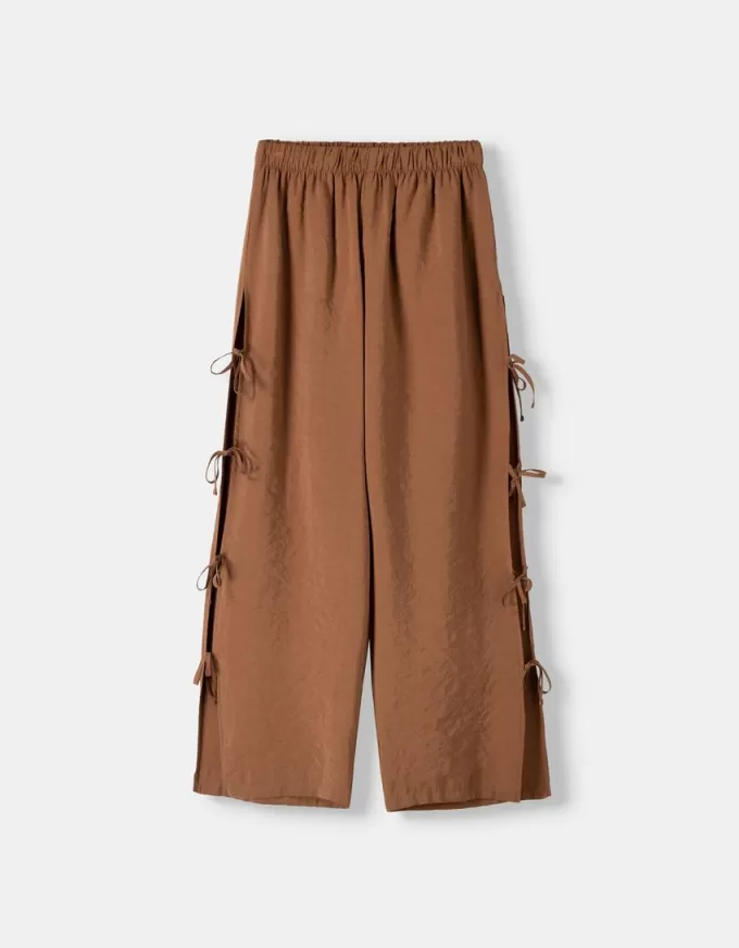 Pantaloni fluidi cu legături laterale Pantaloni fluidi cu legături laterale