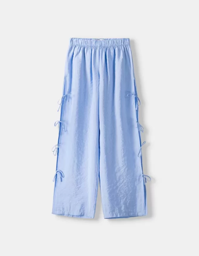 Pantaloni fluidi cu legături laterale Pantaloni fluidi cu legături laterale