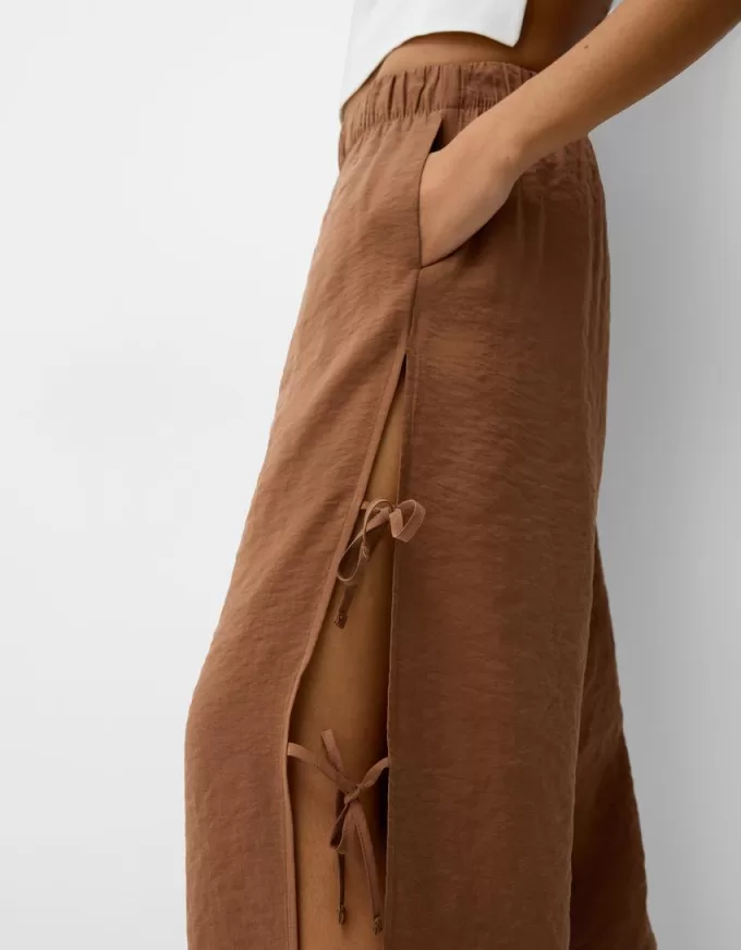 Pantaloni fluidi cu legături laterale Pantaloni fluidi cu legături laterale
