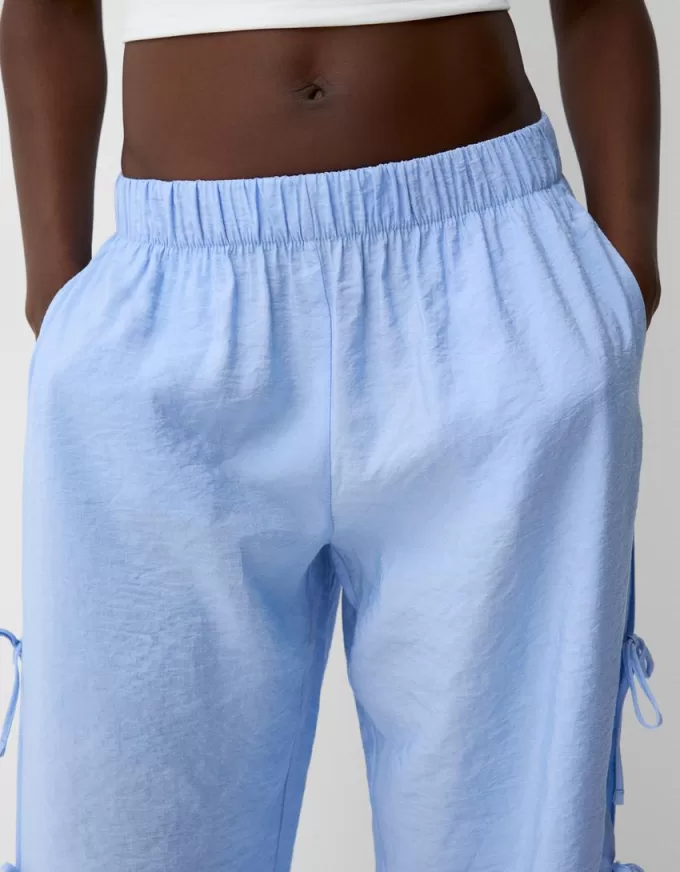 Pantaloni fluidi cu legături laterale Pantaloni fluidi cu legături laterale