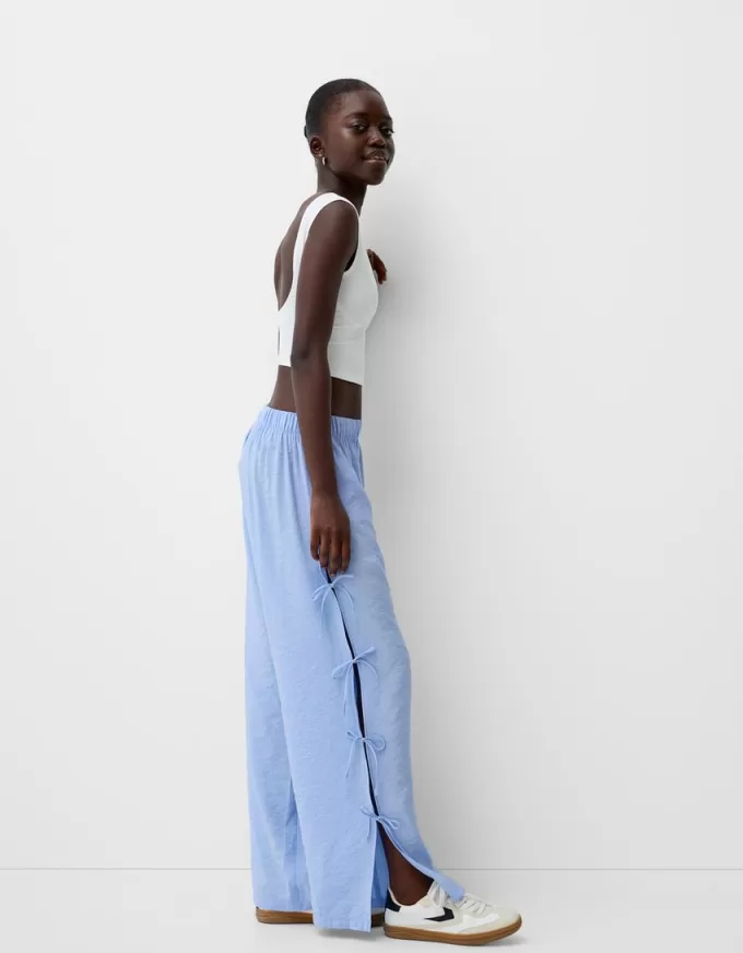 Pantaloni fluidi cu legături laterale Pantaloni fluidi cu legături laterale