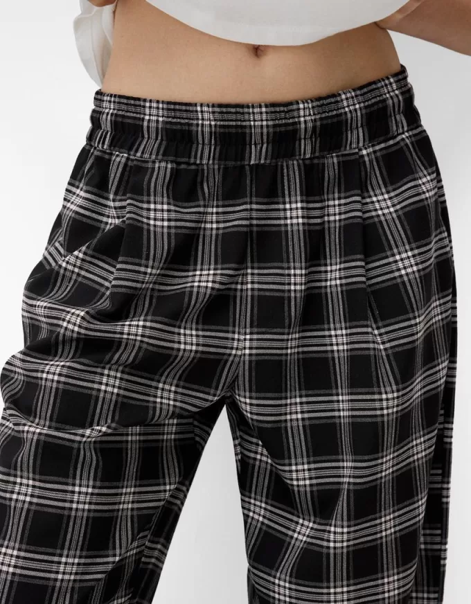 Pantaloni în carouri cu potrivire dreaptă Pantaloni în carouri cu potrivire dreaptă