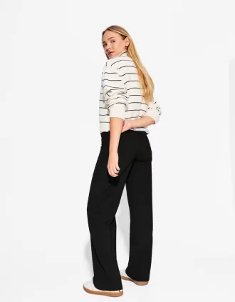 Pantaloni largi