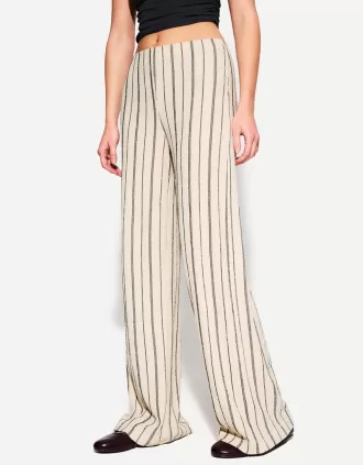 Pantaloni largi