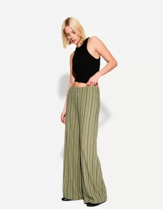 Pantaloni largi