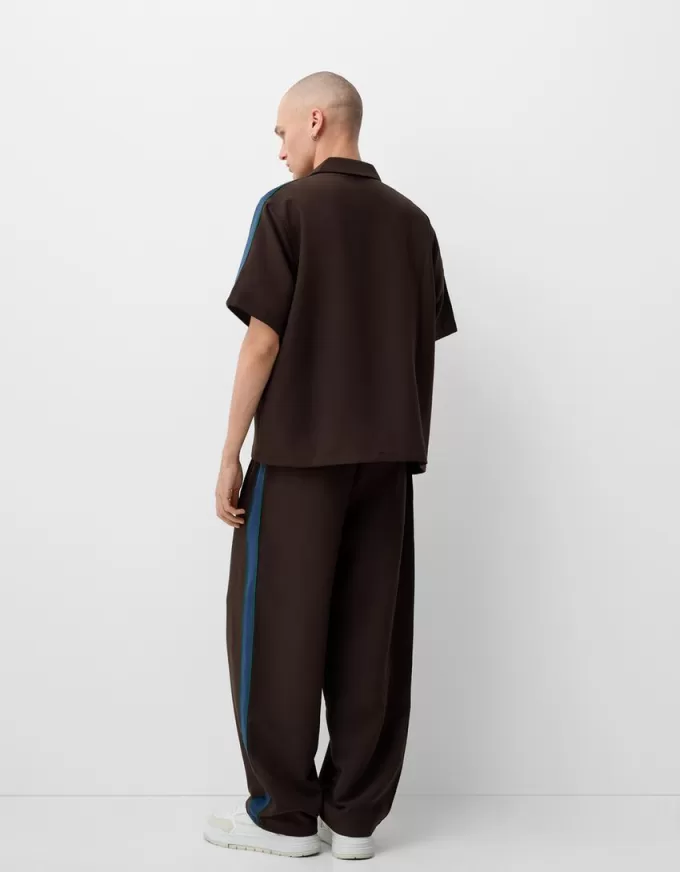 Pantaloni largi cu dungi laterale Pantaloni largi cu dungi laterale