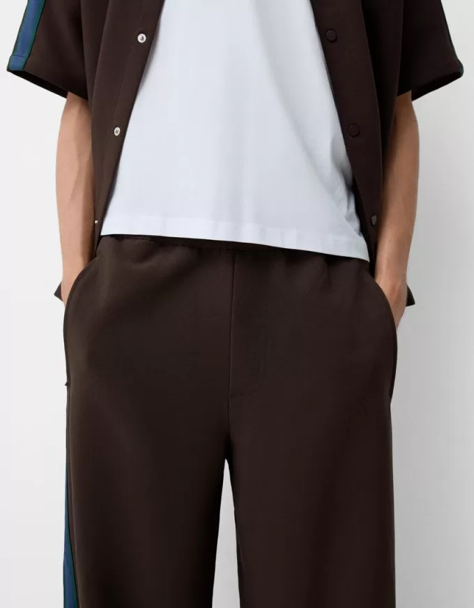 Pantaloni largi cu dungi laterale Pantaloni largi cu dungi laterale