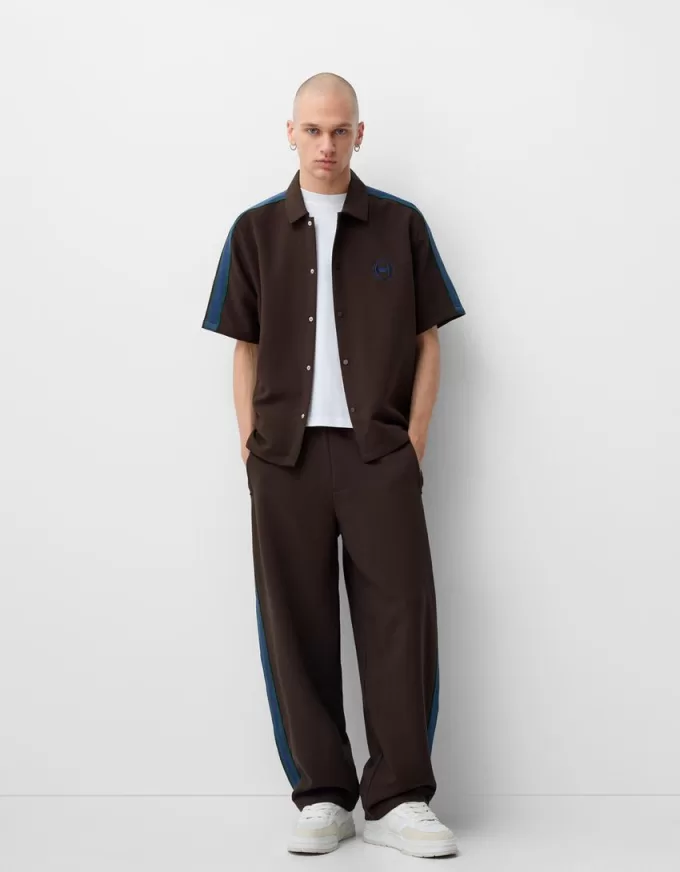 Pantaloni largi cu dungi laterale Pantaloni largi cu dungi laterale
