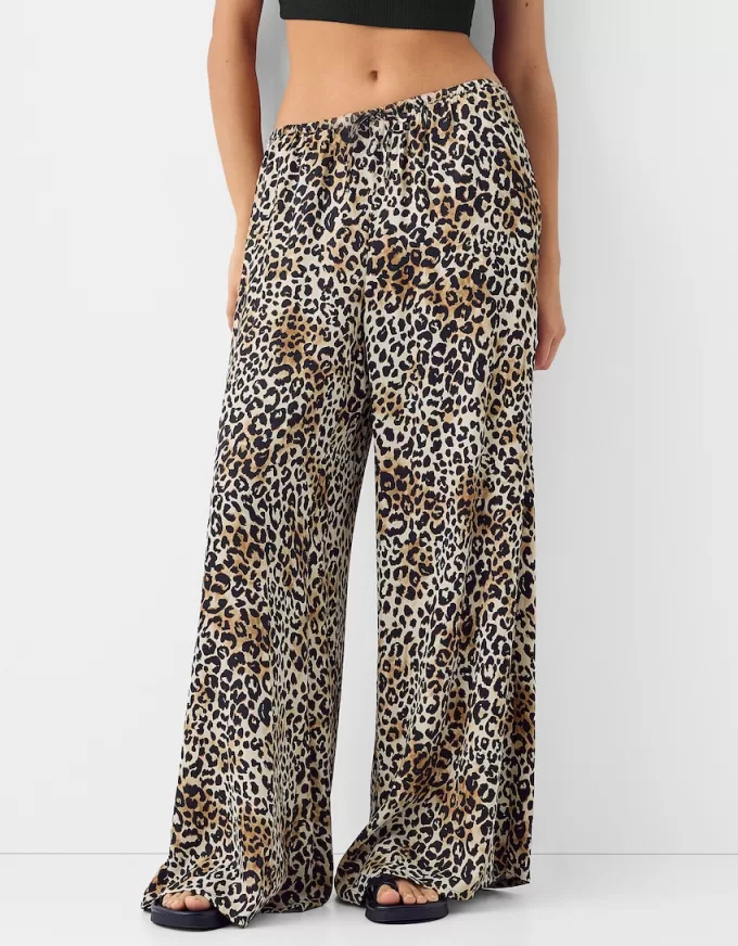 Pantaloni largi din satin animal print Pantaloni largi din satin animal print