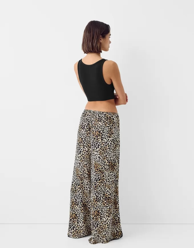 Pantaloni largi din satin animal print Pantaloni largi din satin animal print