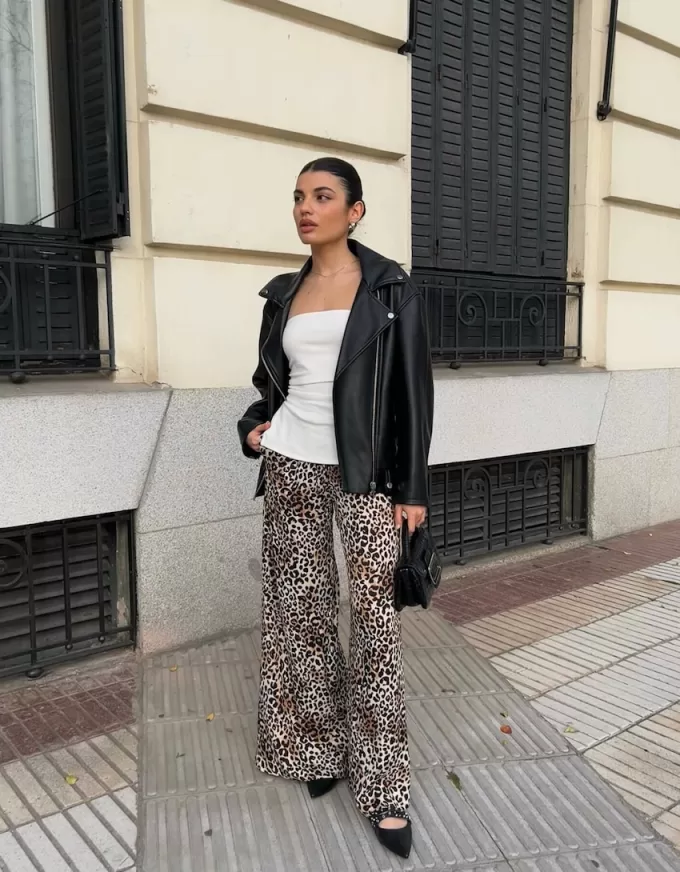 Pantaloni largi din satin animal print Pantaloni largi din satin animal print