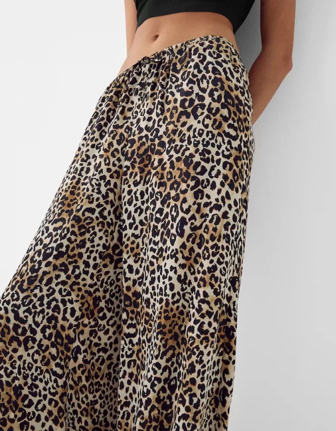 Pantaloni largi din satin animal print Pantaloni largi din satin animal print