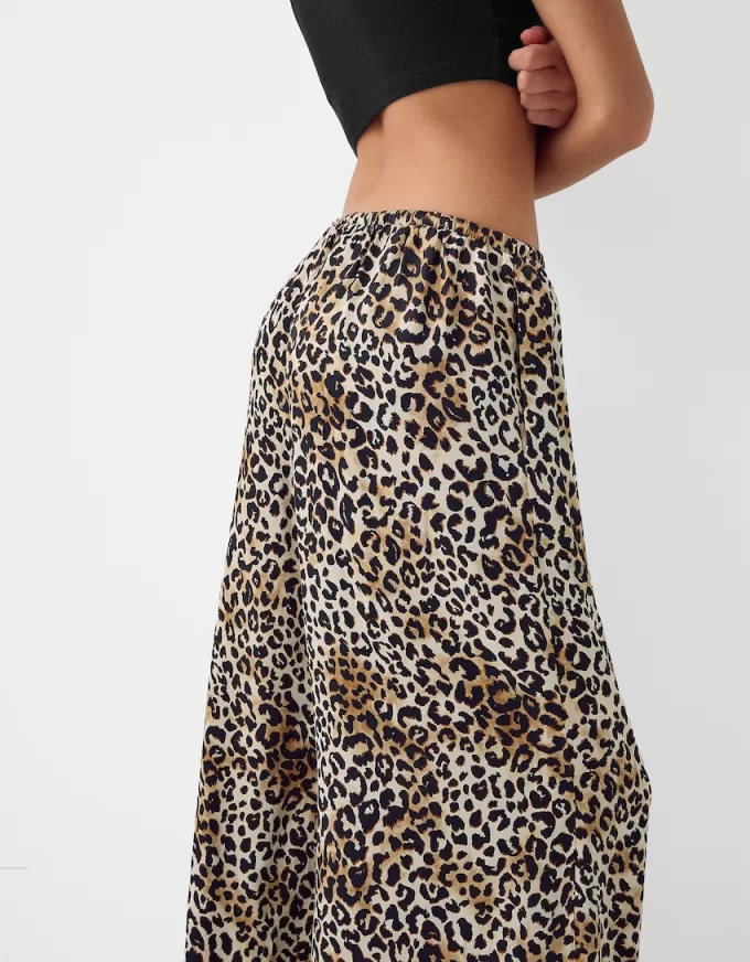 Pantaloni largi din satin animal print Pantaloni largi din satin animal print