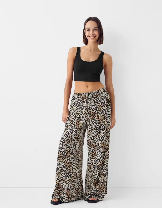Pantaloni largi din satin animal print Pantaloni largi din satin animal print