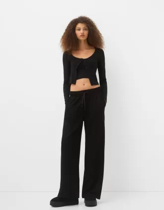 Pantaloni largi, moi