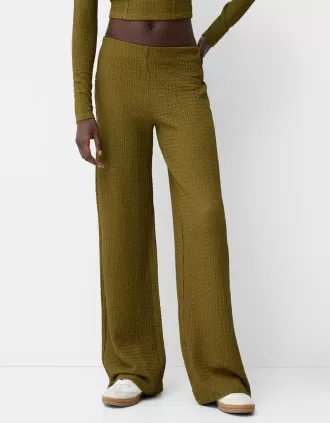 Pantaloni lați cu relief în relief