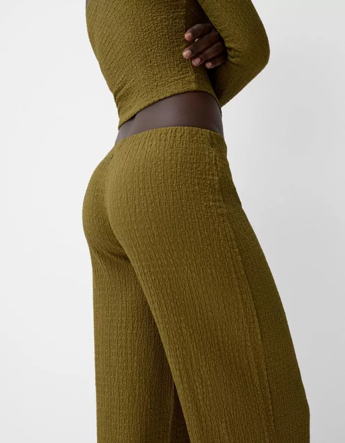 Pantaloni lați cu relief în relief Pantaloni lați cu relief în relief