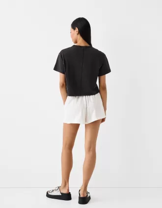 Pantaloni scurți cu detaliu elastic în talie