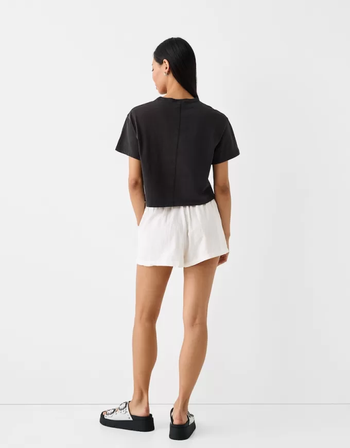 Pantaloni scurți cu detaliu elastic în talie Pantaloni scurți cu detaliu elastic în talie
