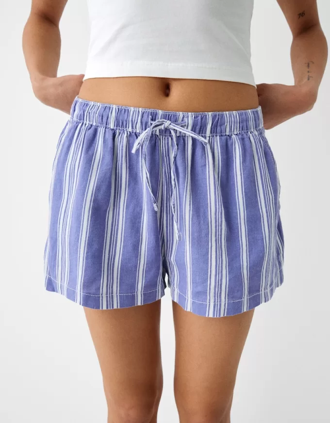 Pantaloni scurți cu detaliu elastic în talie Pantaloni scurți cu detaliu elastic în talie