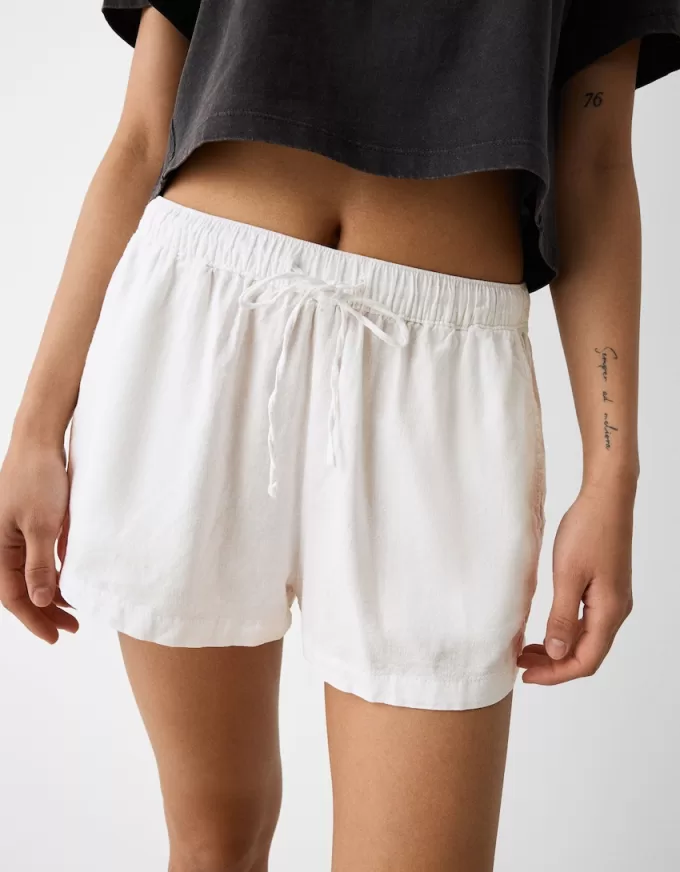 Pantaloni scurți cu detaliu elastic în talie Pantaloni scurți cu detaliu elastic în talie