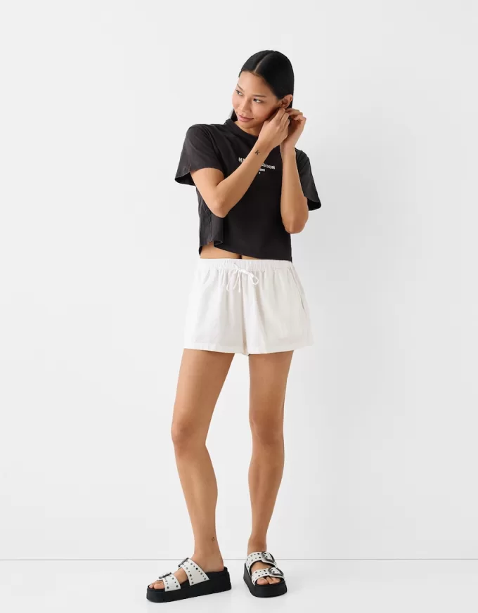 Pantaloni scurți cu detaliu elastic în talie Pantaloni scurți cu detaliu elastic în talie