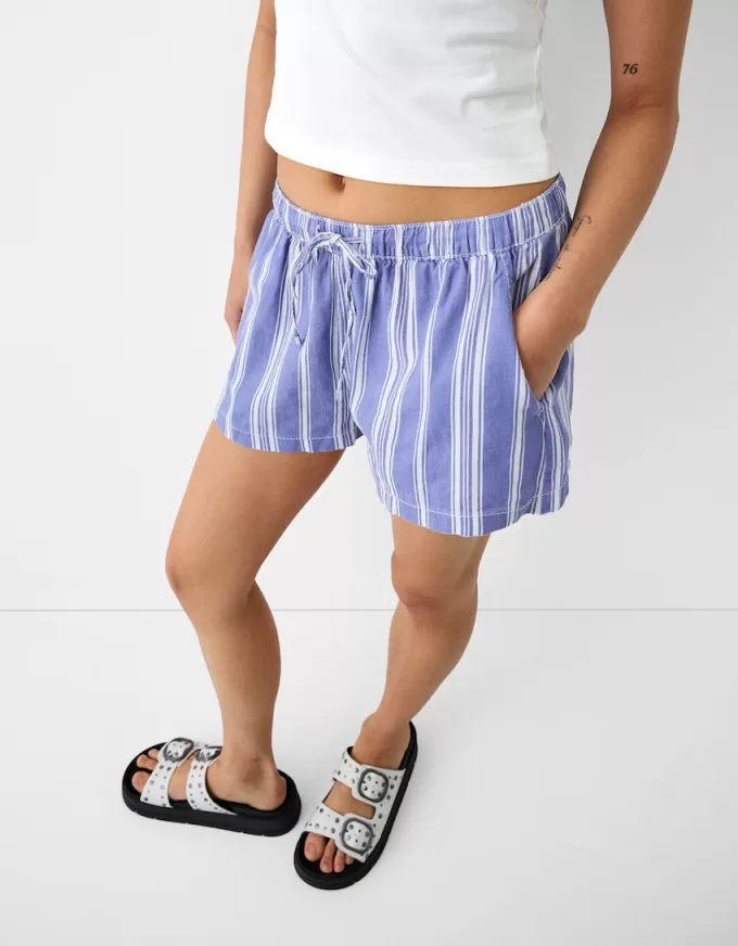 Pantaloni scurți cu detaliu elastic în talie Pantaloni scurți cu detaliu elastic în talie