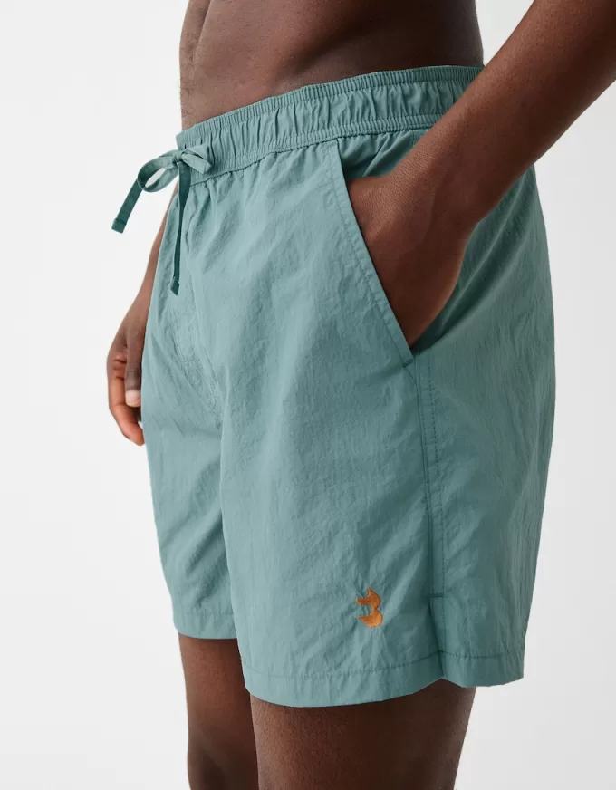 Pantaloni scurți de bord monocromi cu fiti boxy Pantaloni scurți de bord monocromi cu fiti boxy