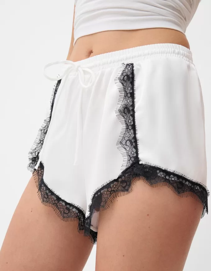 Pantaloni scurți din dantelă din satin Pantaloni scurți din dantelă din satin
