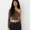 Pulover asimetric din tricot cablu Pulover asimetric din tricot cablu