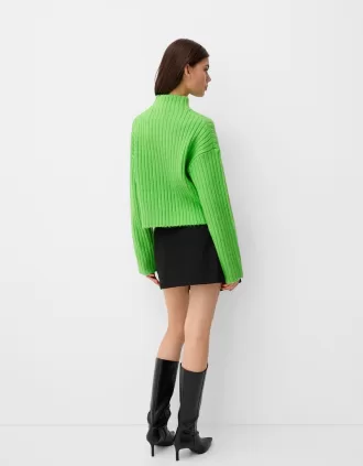 Pulover oversize decupat cu coaste cu gât înalt