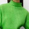 Pulover oversize decupat cu coaste cu gât înalt