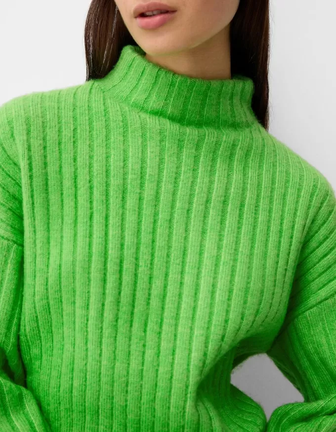 Pulover oversize decupat cu coaste cu gât înalt