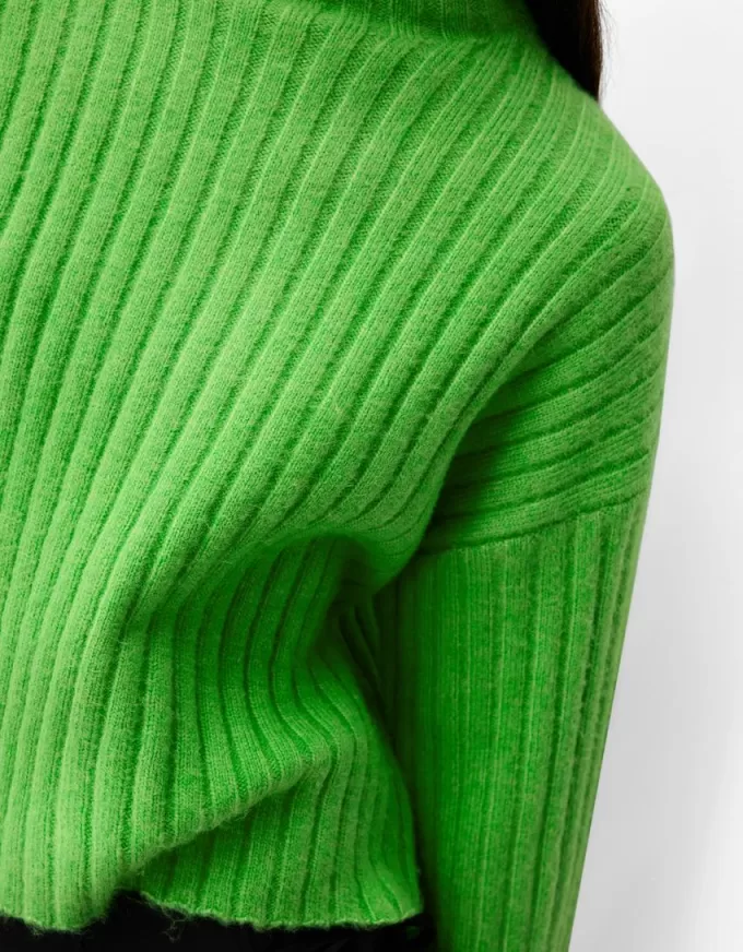Pulover oversize decupat cu coaste cu gât înalt