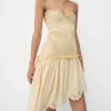 Rochie asimetrică cu detaliu elastic învârtit Rochie asimetrică cu detaliu elastic învârtit