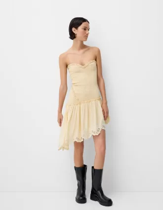 Rochie asimetrică cu detaliu elastic învârtit