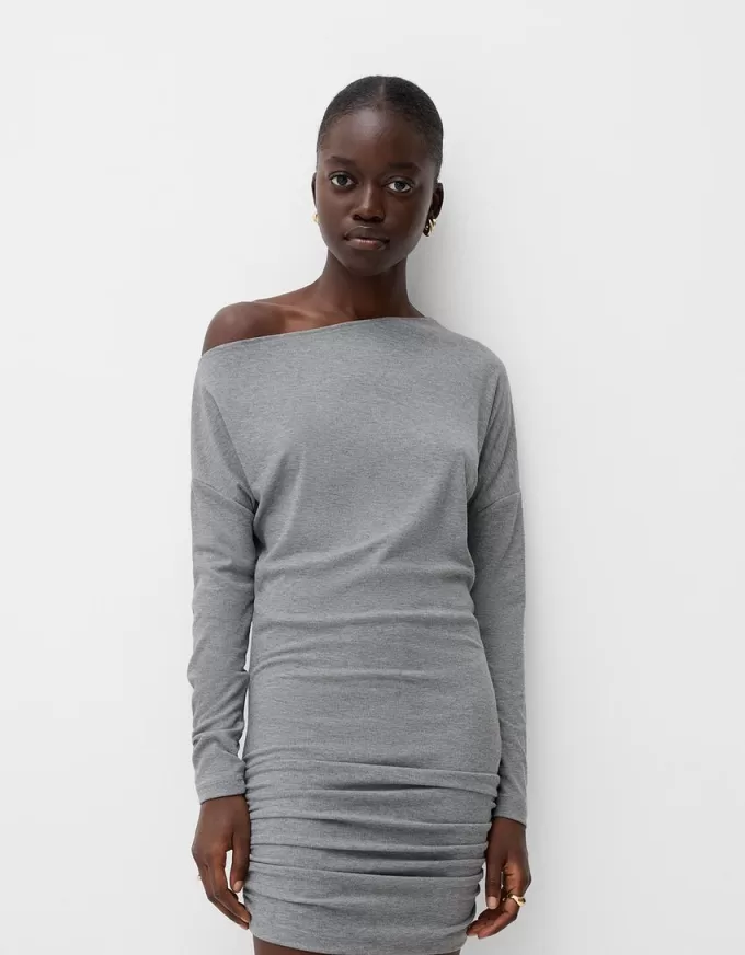 Rochie asimetrică cu mânecă lungă Rochie asimetrică cu mânecă lungă