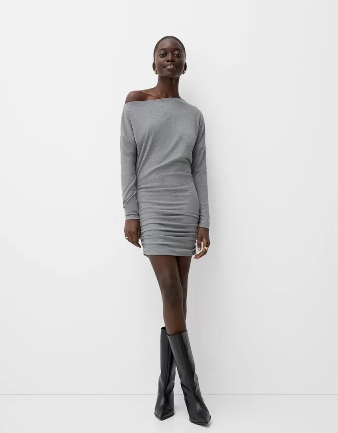 Rochie asimetrică cu mânecă lungă Rochie asimetrică cu mânecă lungă