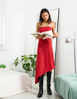 Rochie midi asimetrică fără umeri