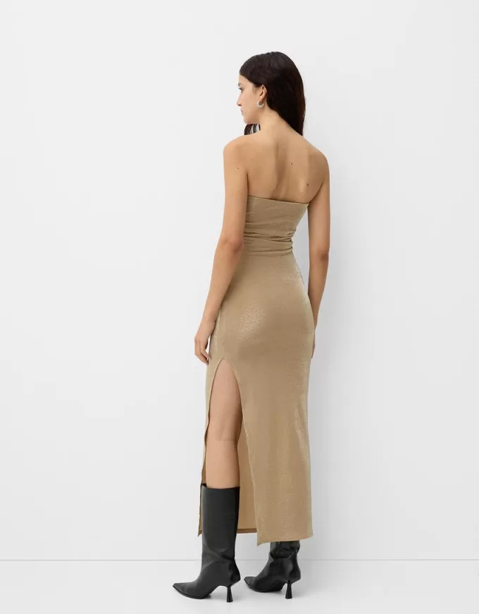 Rochie midi cu decolteu bandeau cu fir metalic Rochie midi cu decolteu bandeau cu fir metalic