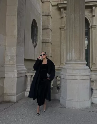 Rochie midi din catifea cu decolteu
