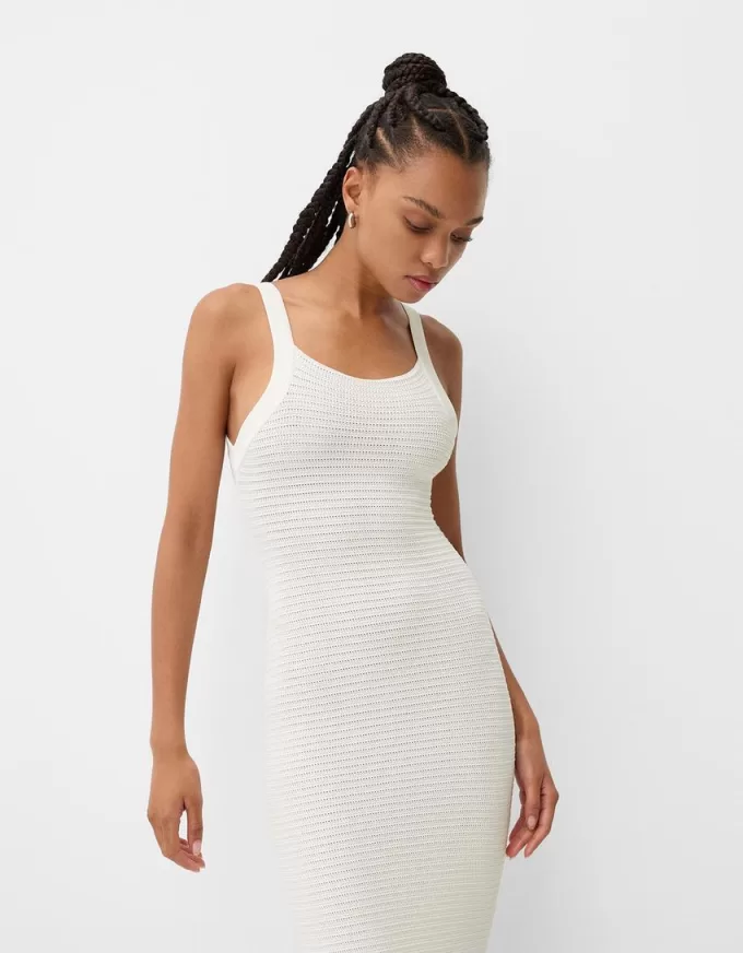 Rochie midi din tricot deschis cu bretele Rochie midi din tricot deschis cu bretele
