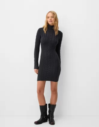 Rochie mini cu gât înalt din tricot cablu