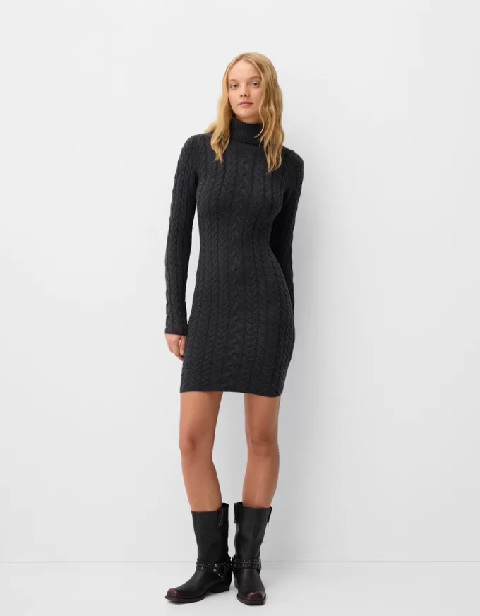 Rochie mini cu gât înalt din tricot cablu Rochie mini cu gât înalt din tricot cablu